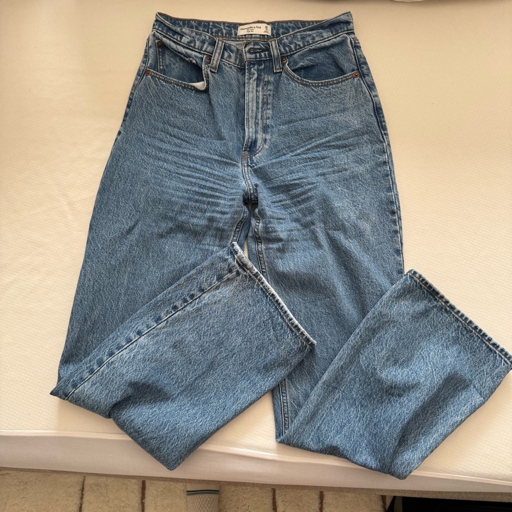 Abercrombie & Fitch Loose High-Rise Straight Jeans in Light Blue Denim